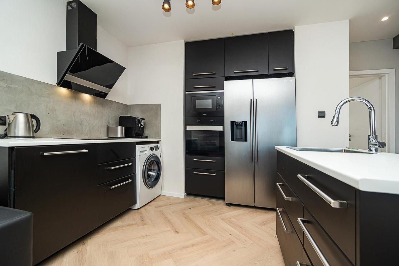 Big 4-Bedroom Flat, Terrace With Great Vitkov View Прага Екстериор снимка