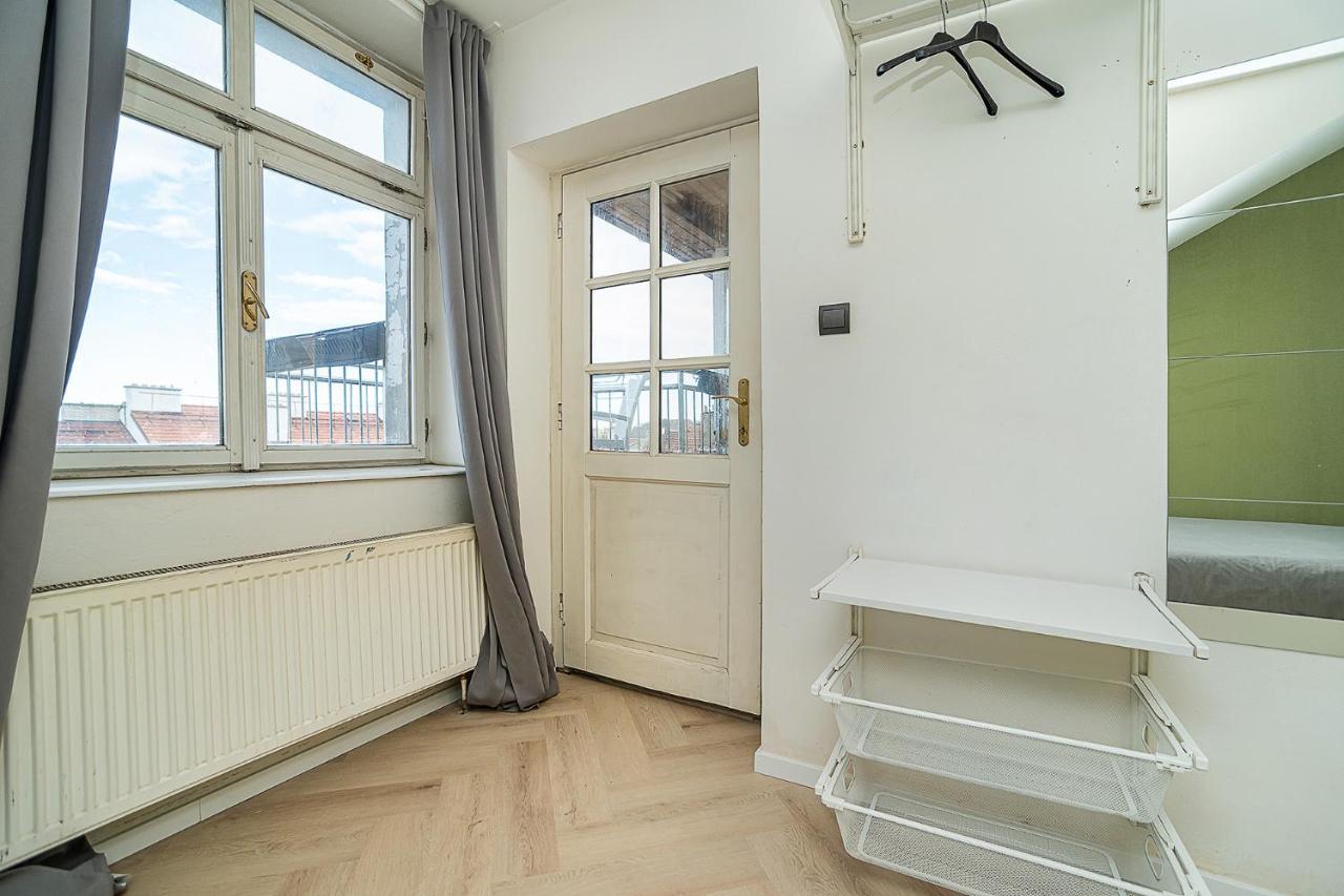 Big 4-Bedroom Flat, Terrace With Great Vitkov View Прага Екстериор снимка