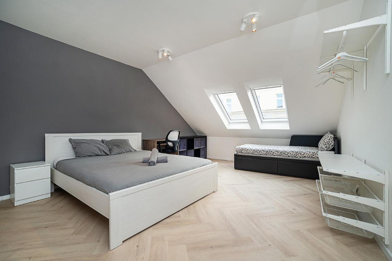 Big 4-Bedroom Flat, Terrace With Great Vitkov View Прага Екстериор снимка
